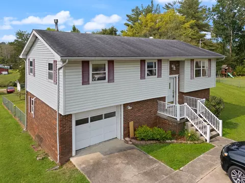 492 Oaklawn Cir, Corbin, KY 40701 photo 3