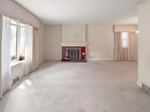 Living - 376 E French Ave, Burnside, KY 42519 photo 2 of 5