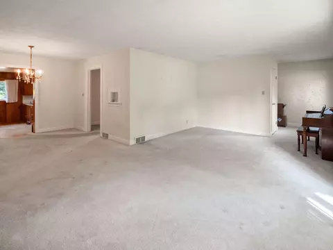 Living - 376 E French Ave, Burnside, KY 42519 photo 3 of 5