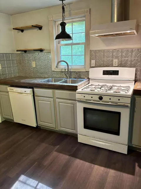 Kitchen - 27 Charter Oaks Dr, Gray, KY 40734 photo 3 of 4