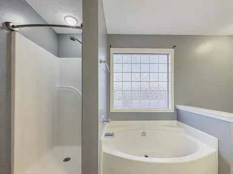 Bath - 102 Wharton Ct, Georgetown, KY 40324 photo 3 of 4