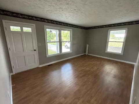Living - 107 Rogers Ln, Faubush, KY 42544 photo 2 of 6