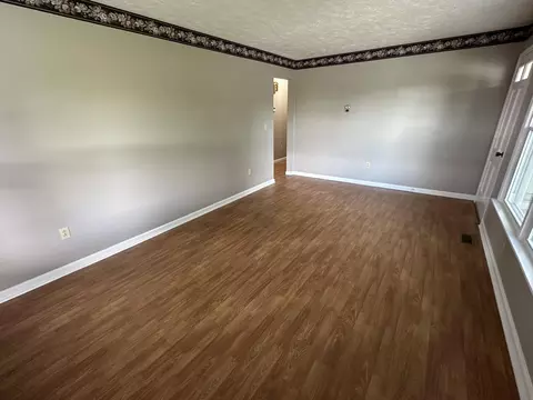 Living - 107 Rogers Ln, Faubush, KY 42544 photo 4 of 6