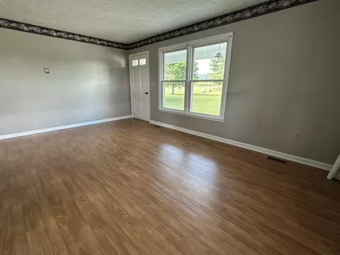 Living - 107 Rogers Ln, Faubush, KY 42544 photo 3 of 6