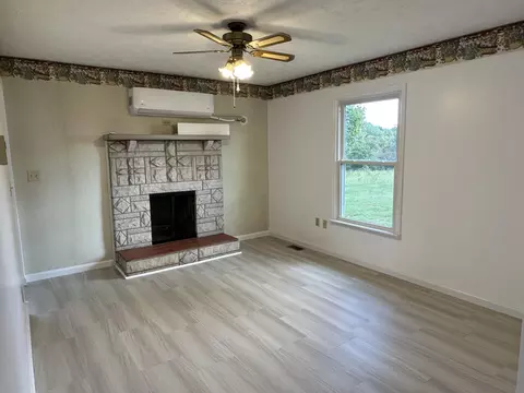 Living - 107 Rogers Ln, Faubush, KY 42544 photo 5 of 6