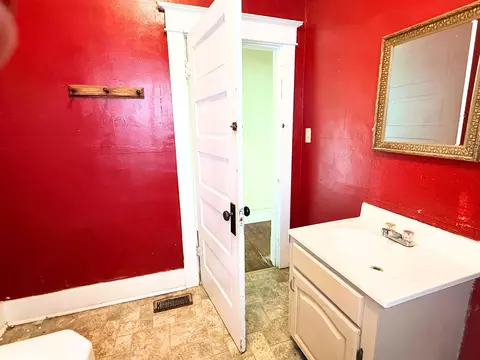 Bath - 502 W 3rd St, Corbin, KY 40701 photo 2 of 3