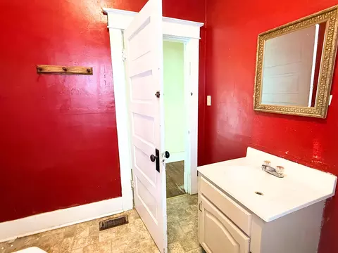 Bath - 502 W 3rd St, Corbin, KY 40701 photo 1 of 3