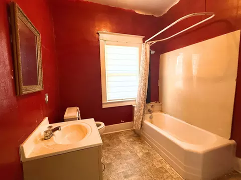 Bath - 502 W 3rd St, Corbin, KY 40701 photo 3 of 3