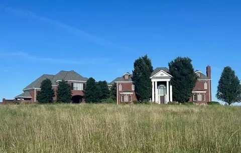 910 Aiken Rd, Versailles, KY 40383