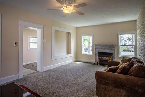 Living - 406 Broadway St, Irvine, KY 40336 photo 2 of 4