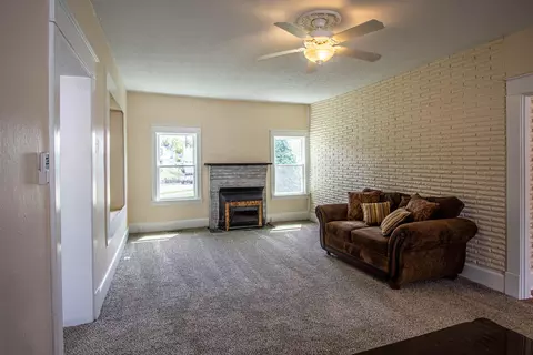 Living - 406 Broadway St, Irvine, KY 40336 photo 1 of 4