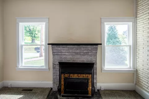 Living - 406 Broadway St, Irvine, KY 40336 photo 3 of 4