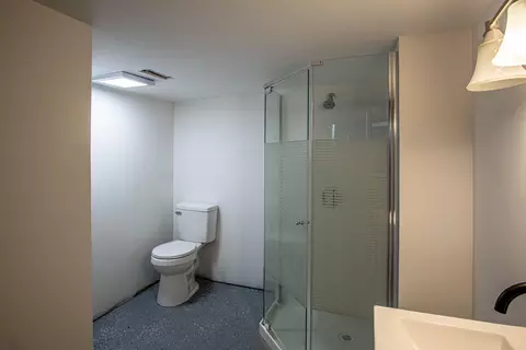 Bath - 406 Broadway St, Irvine, KY 40336 photo 3 of 3