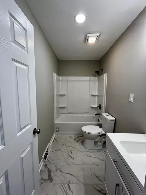 Bath - 304 Pine Dr, Corbin, KY 40701 photo 2 of 6