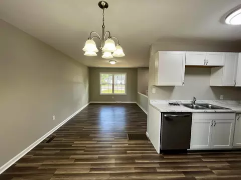 Living - 304 Pine Dr, Corbin, KY 40701 photo 3 of 6