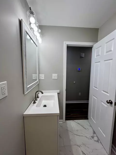Bath - 304 Pine Dr, Corbin, KY 40701 photo 1 of 6