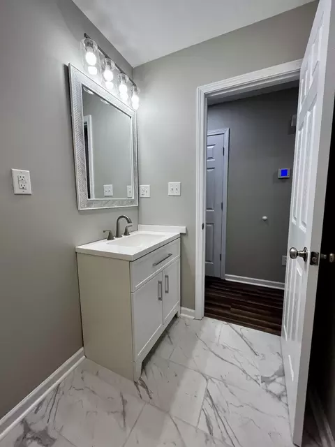 Bath - 304 Pine Dr, Corbin, KY 40701 photo 3 of 6