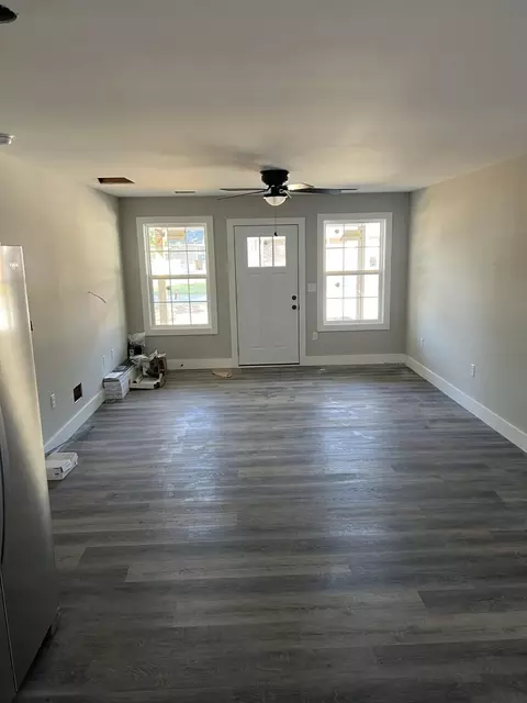 Living - 782 Bratcher Ln, Berea, KY 40403 photo 2 of 2