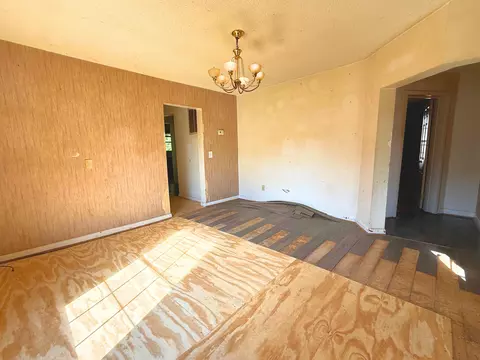 Living - 504 W 3rd St, Corbin, KY 40701 photo 2 of 2