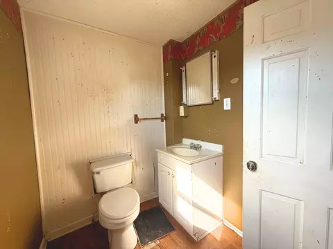 Bath - 504 W 3rd St, Corbin, KY 40701 photo 2 of 3