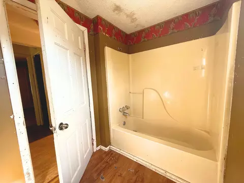 Bath - 504 W 3rd St, Corbin, KY 40701 photo 3 of 3