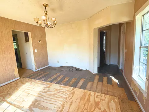 Living - 504 W 3rd St, Corbin, KY 40701 photo 1 of 2