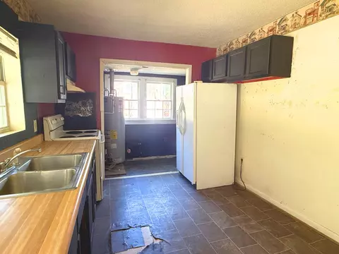 Kitchen - 504 W 3rd St, Corbin, KY 40701 photo 2 of 5