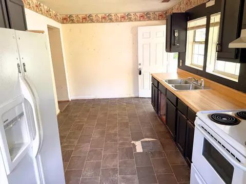 Kitchen - 504 W 3rd St, Corbin, KY 40701 photo 3 of 5