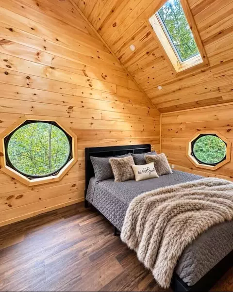 Bedroom - 30 W Spencer Rd, Campton, KY 41301 photo 2 of 3