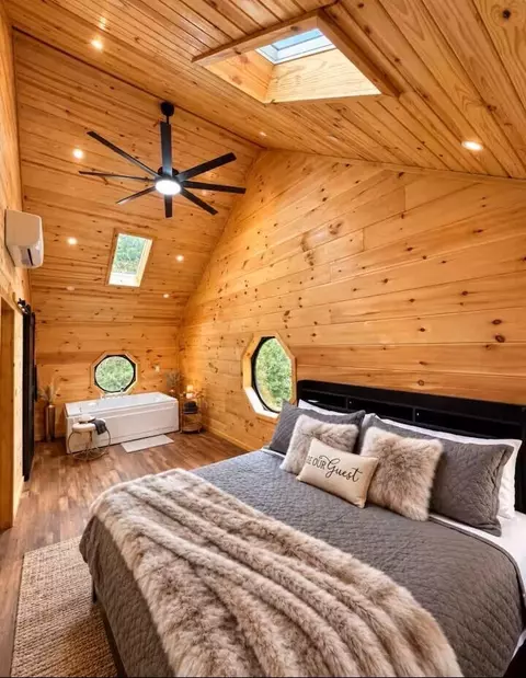 Bedroom - 30 W Spencer Rd, Campton, KY 41301 photo 3 of 3