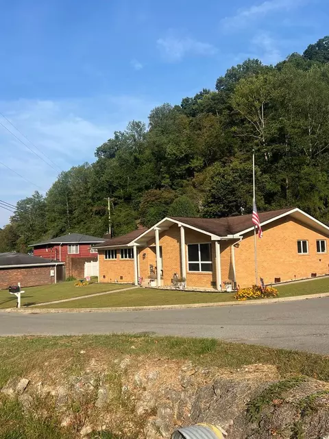 725 Mays Branch Rd, Prestonsburg, KY 41653