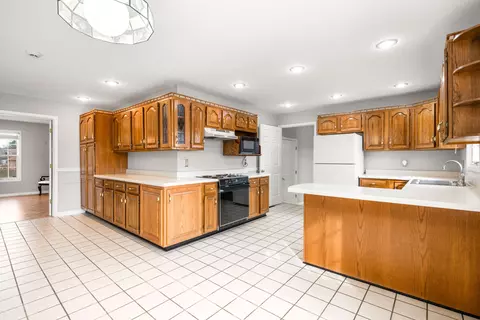 Kitchen - 110 Locklin Dr, Williamsburg, KY 40769 photo 6 of 9