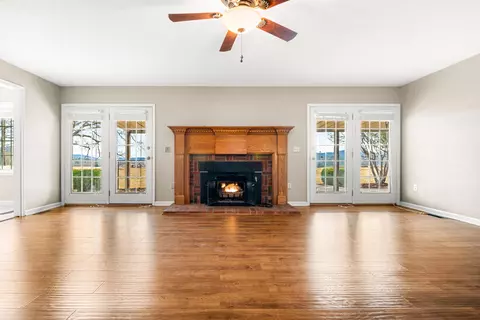 Living - 110 Locklin Dr, Williamsburg, KY 40769 photo 2 of 12