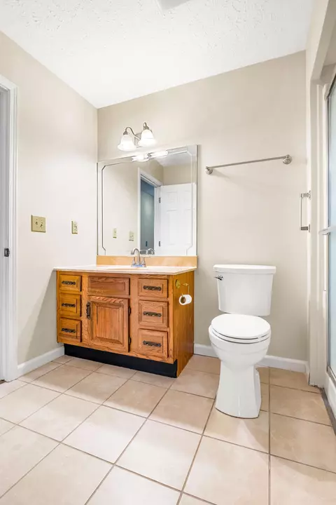 Bath - 110 Locklin Dr, Williamsburg, KY 40769 photo 2 of 7