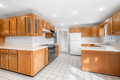 Kitchen - 110 Locklin Dr, Williamsburg, KY 40769 photo 1 of 9