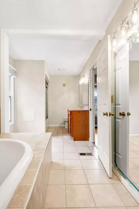 Bath - 110 Locklin Dr, Williamsburg, KY 40769 photo 4 of 7