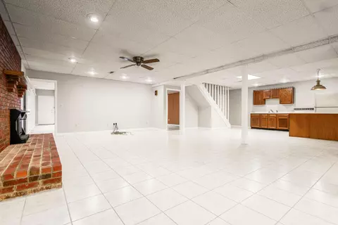 Living - 110 Locklin Dr, Williamsburg, KY 40769 photo 11 of 12