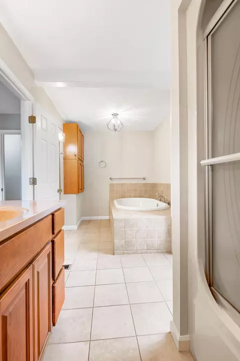 Bath - 110 Locklin Dr, Williamsburg, KY 40769 photo 3 of 7