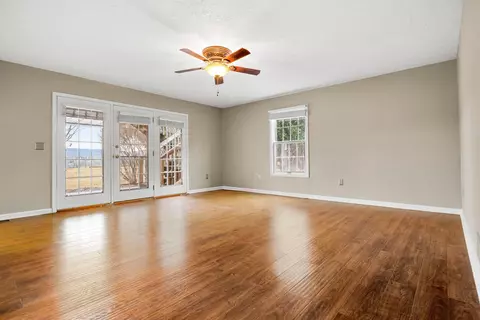 Living - 110 Locklin Dr, Williamsburg, KY 40769 photo 6 of 12