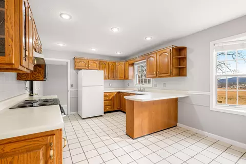 Kitchen - 110 Locklin Dr, Williamsburg, KY 40769 photo 5 of 9
