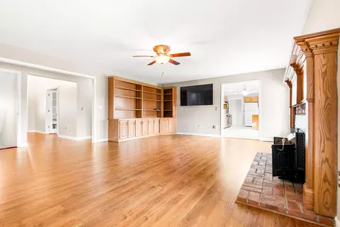 Living - 110 Locklin Dr, Williamsburg, KY 40769 photo 3 of 12