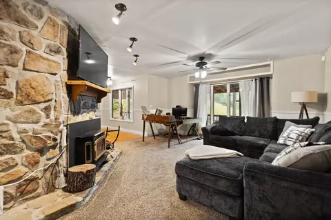 Living - 987 State Hwy 413, Baxter, KY 40806 photo 1 of 5