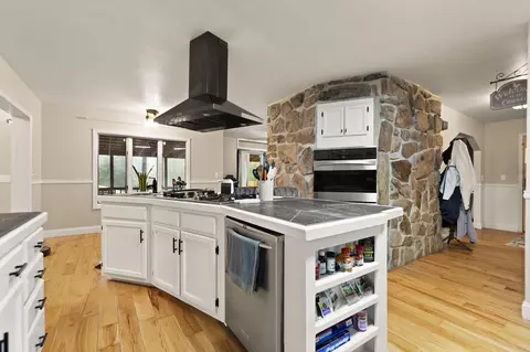Kitchen - 987 State Hwy 413, Baxter, KY 40806 photo 2 of 3