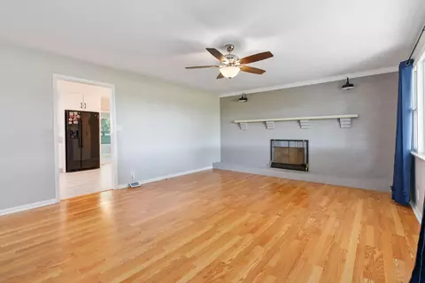 Living - 327 Dreyfus Rd, Berea, KY 40403 photo 1 of 5