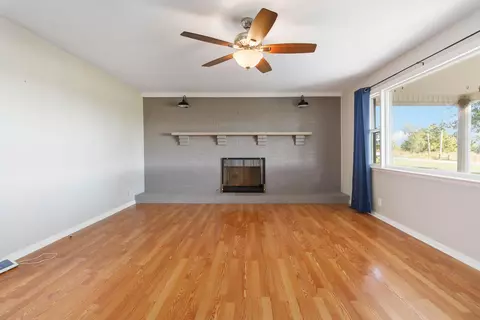 Living - 327 Dreyfus Rd, Berea, KY 40403 photo 3 of 5
