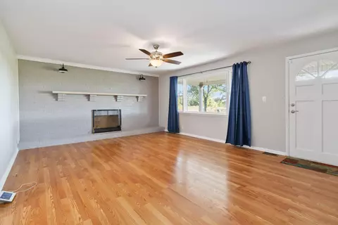 Living - 327 Dreyfus Rd, Berea, KY 40403 photo 2 of 5