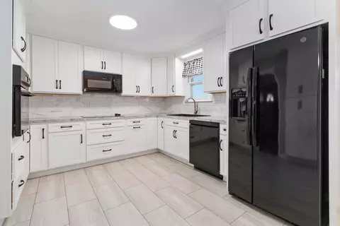 Kitchen - 327 Dreyfus Rd, Berea, KY 40403 photo 2 of 3