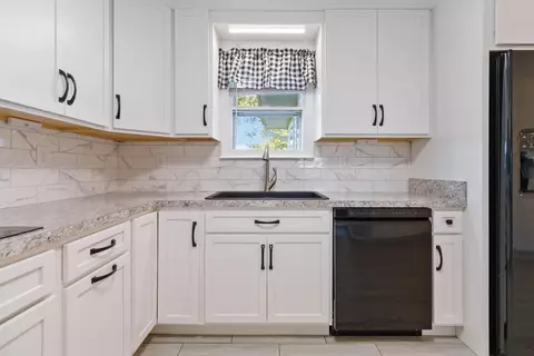 Kitchen - 327 Dreyfus Rd, Berea, KY 40403 photo 3 of 3