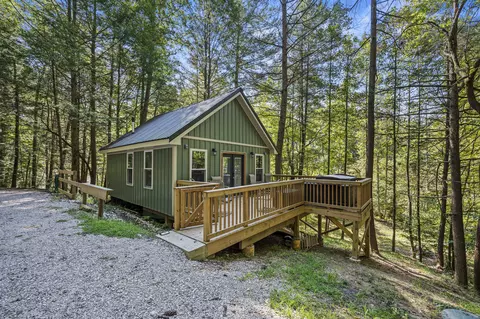 18 High Falls Creek Dr, Campton, KY 41301