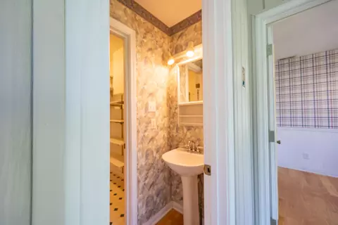 Bath - 1313 Roosevelt St, Corbin, KY 40701 photo 6 of 8